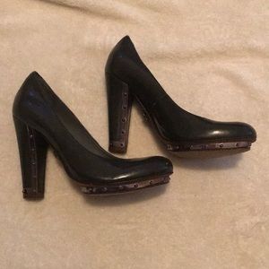 BCBG Round toe pumps